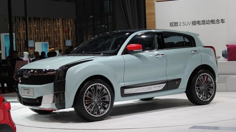 Дали Qoros е единствената китайска компания с оригинален дизайн?
Огромната част от китайските производители не могат да се похвалят със силен дизайн, но Qoros – компанията, която иска да пробие с качествени автомобили в Европа е изключение. Това важи и за концепта Qoros 2 PHEV – странно привлекателен.