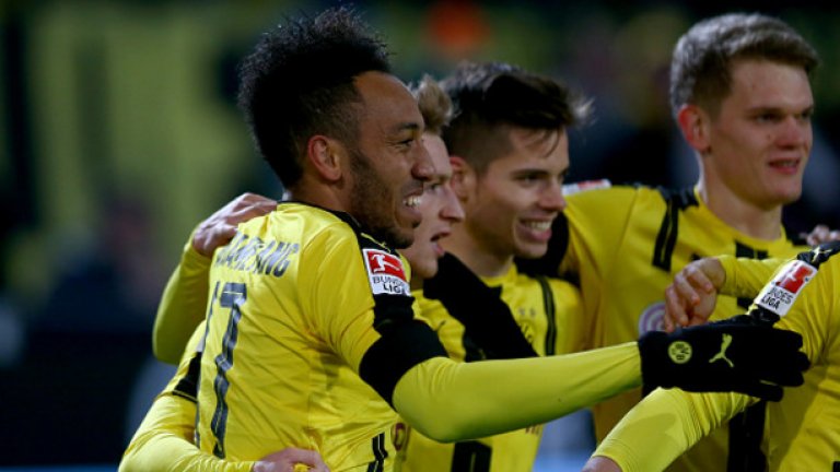 5. Обамеянг не спира да бележи за Дортмунд
В Германия сензацията РБ Лайпциг продължи с победите и запази аванса си от 3 точки пред Байерн Мюнхен. Борусия Дортмунд изостава на 9 пункта от новаците, но изигра много силен мач срещу Мьонхенгладбах, в който над всички беше Пиер-Емерик Обамеянг. Габонският нападател вкара два гола за успеха с 4:1.