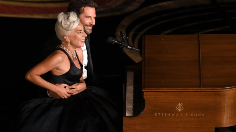 Лейди Гага и Брадли Купър изпълниха на живо парчето "Shallow" от филма "Роди се звезда". То беше отличено в категорията най-добра песен.