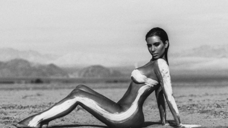 На снимките Кардашиян позира напълно гола, като само на места тялото й е намазано с ярка боя