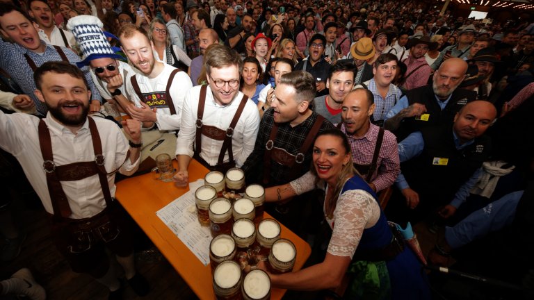 Първият ден на Октоберфест: Тълпи, бира и дъжд (снимки)