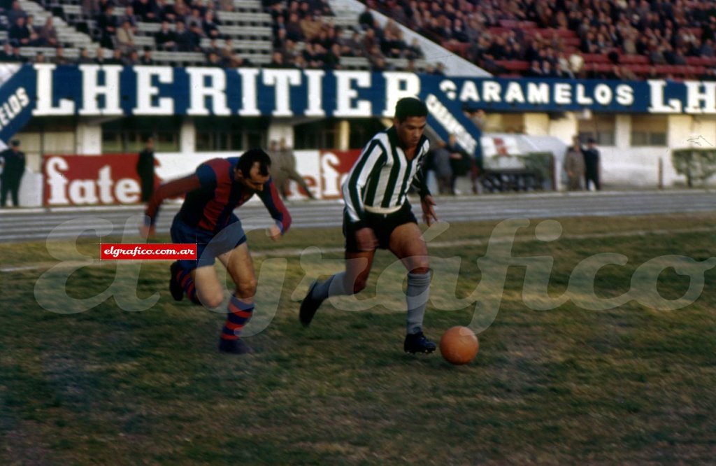 Garrincha_in_Botafogo_2-0_Barcelona,_1964,_Monumental_de_Núñez