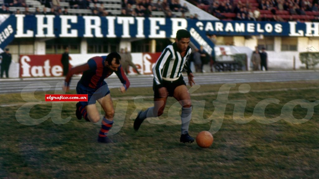 Garrincha_in_Botafogo_2-0_Barcelona,_1964,_Monumental_de_Núñez