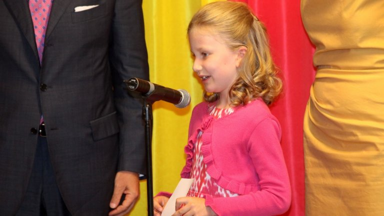 Въпреки че има двама по-малки братя тя ще стане първата белгийска кралица, благодарение на новия закон, според който тронът се наследява от първото дете на управляващия монарх, независимо от пола му.