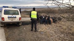 Откриха 50 мигранти, изоставени в полето край Нова Загора