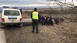 В рамките на няколко часа на автомагистрала "Тракия" полицията е задържала общо 56  мигранти