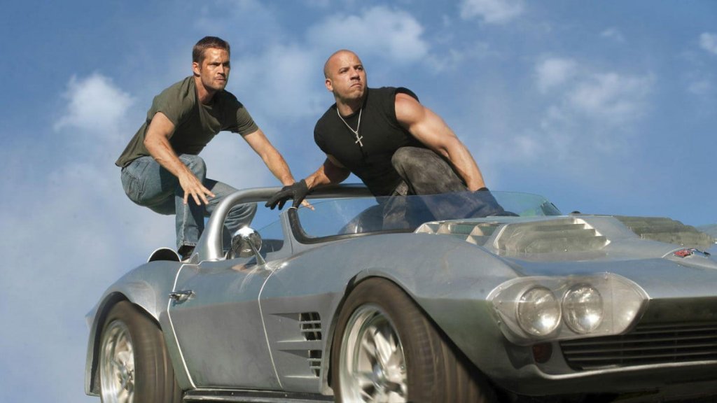 \"Fast five\" или петата част на \"Бързи и яростни\". Да ограбниш един от най-големите дилъри на дрога в Бразилия си е постижение. Вин Дизел още не е дебел, Пол Уокър е жив, има яки жени, прекрасни коли, бързи скорости и екшън на ниво