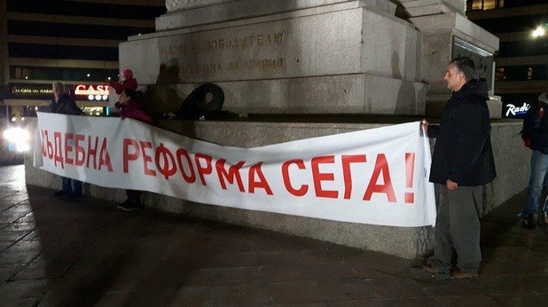 Стотици на протест "Честита прокурорска република" (галерия)