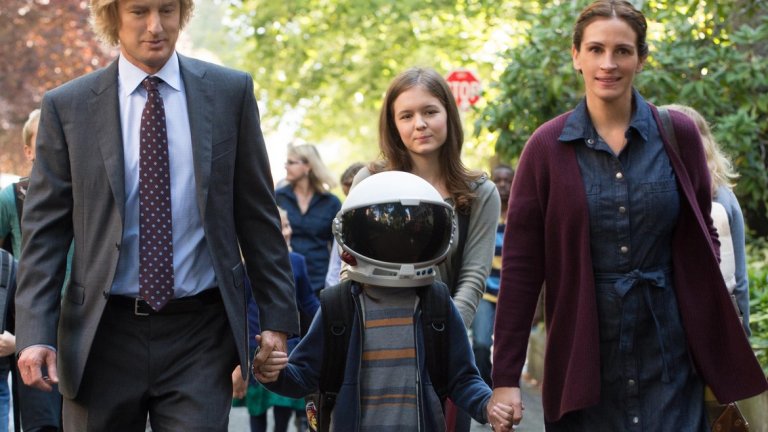 Wonder (17 ноември)
Ако сте почитатели на затрогващите истории за доброто и силата на волята, това ще е филмът за вас. Джулия Робъртс и Оуен Уилсън играт родителите на 10 годишния Оги - дете, родено с обезобразено лице, което за пръв път тръгва на училище и се сблъсква с реалния свят. Там той ще срещне както най-лошото у хората, така и най-доброто. Ако планувате да го гледате, пригответе си и кърпички, за всеки случай.