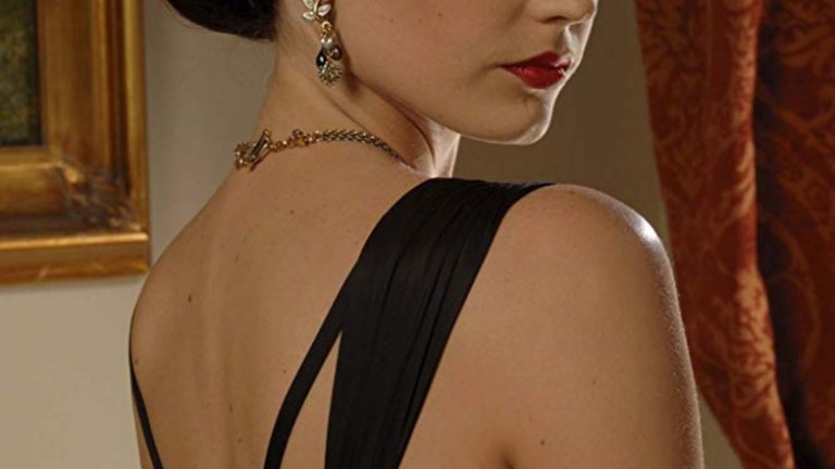 Казино Роял
През 2006 г. зрителите виждат Ева и във великолепния "Казино Роял". Двайсет и първият филм за Джеймс Бонд и първият, в който в ролята на агент 007 влиза Даниел Крейг и досега си остава най-добрият от четирилогията с Крейг. Ева Грийн играе Веспър Линд - единствената жена, в която Джеймс Бонд някога се е влюбвал. Грийн и Крейг имат страхотна химия на екран и стават приятели след снимките на филма. Това и досега си остава ролята на Ева, в която тя комбинира чудесна игра, качествено кино и комерсиална нотка, заради естеството на поредицата. Въпреки това в едно интервю по-късно актрисата казва, че никога не е била фен на филмите за Бонд.