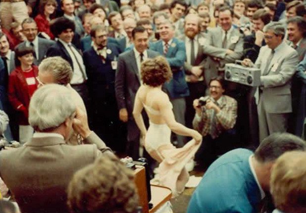 Стриптизьорка танцува във Фондовата борса в Торонто, края на 70-те години