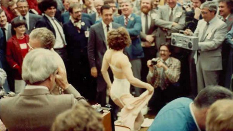 Стриптизьорка танцува във Фондовата борса в Торонто, края на 70-те години