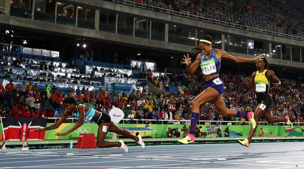В името на победата! Финалът на 400 метра при жените в Рио 2016 завърши по изумителен начин. Шоне Милър измъкна олимпийската титла под носа на голямата фаворитка - световната шампионка на 400 метра от Пекин 2015 и олимпийска на 200 метра от Лондон 2012 Алисън Филикс. Състезателката от Бахамите реши да плонжира към финалната линия и изпревари с 0.07 секунди Филикс.