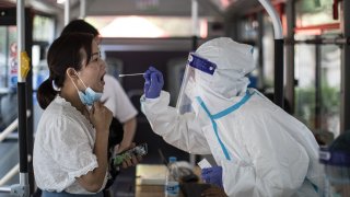 20 нови случая доведоха до масово тестване и спиране на транспортни услуги