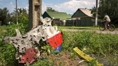 Пътническият самолет Боинг 777 с 298 души на борда се разби край Донецк на 18 юли.