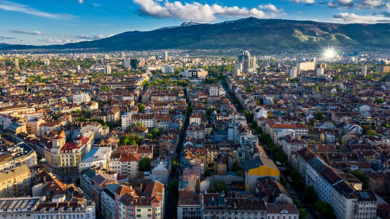От УниКредит Булбанк предупреждават, че пазарът на имоти в София е близо до балон, като 94% от имотите в София са с надценени цени