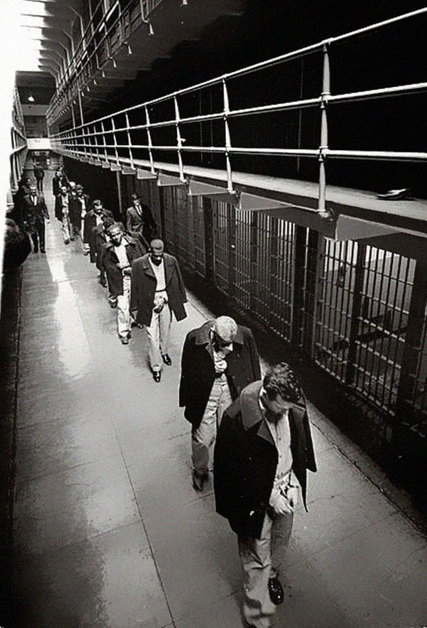 Последните затворници на Алкатрас напускат легендарния затвор, 1963 г.

