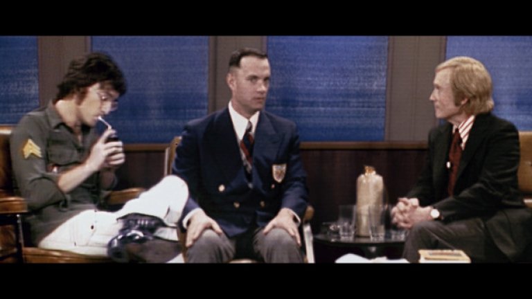 Форест Гъмп (1994)
От онези редки филми, които успяват да грабнат и мейнстрийм аудиторията, и претенциозните ценители и критици. Гигантски финансов и художествен успех, дължащ се на доста фактори - необиковена, но емоционално ангажираща история, майсторски разказ, виртуозна режисура, феноменална актьорска игра и уникална техническа презентация. 
Последното бележи революция в използването на визуалните ефекти, чрез които героят на Том Ханкс е интегриран в ключови архивни кадри отпреди десетилетия. Резултатът е поразителен - все едно Форест наистина се ръкува с Кенеди и разговаря с Ленън. Ето как се придвижват напред технологиите в киното и без изобразяване на дигитални чудовища и далечни галактики.