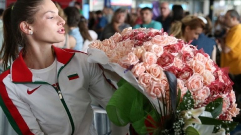 Габи вече свикна да получава букети при завръщането от състезания.