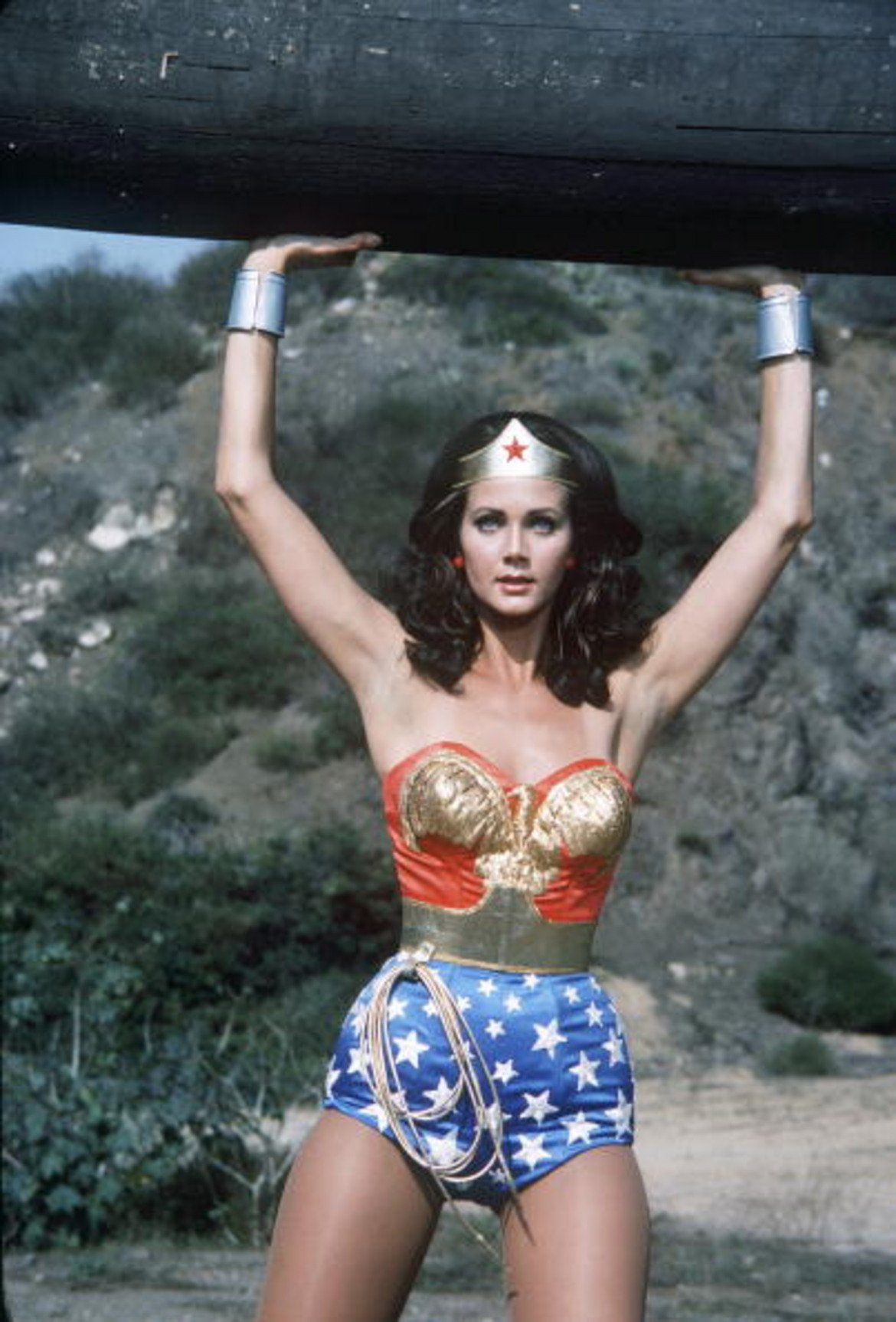 1.Линда КартърНа първо място е Линда Картър, първата и незабравима Wonder Woman в едноименния телевизионен сериал, който пожъна огромен успех в САЩ от 1975 до 1979 година.