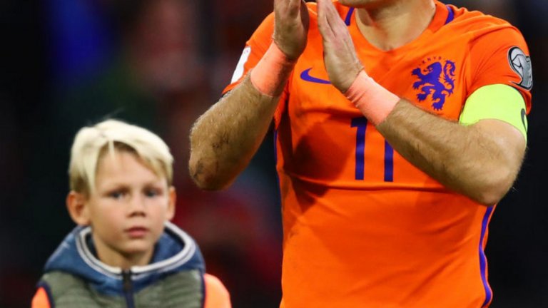 33-годишното крило дебютира през 2003-а и от тогава насам се превърна в ключова фигура за тима, който игра финал на Мондиал 2010, но загуби от Испания в продълженията. Робен приключва кариерата си за Холандия с 96 мача, в които вкара 37 гола и асистира за още 29.