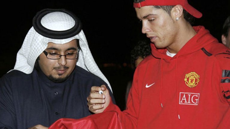 2008-а. Дава автограф на саудитски фен в Риад.