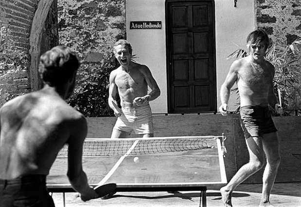 Пол Нюман и Робърт Редфорд играят заедно тенис на маса