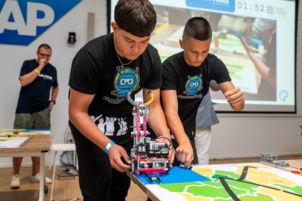 Роботика за България: Големите идеи започват с малки LEGO роботи