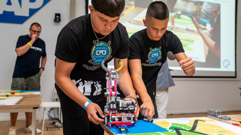 Роботика за България: Големите идеи започват с малки LEGO роботи