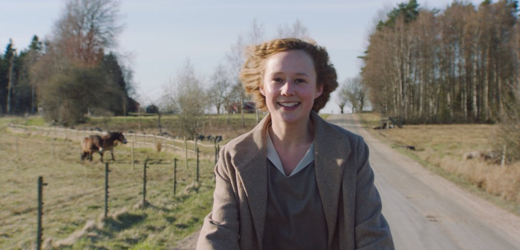 \"Да се превърнеш в Астрид\" (Becoming Astrid)
Филмът осветлява малко познатата история около появата на най-непокорното и луничаво момиче в литературата – Пипи Дългото чорапче. Като тийнейджърка в консервативна Швеция (20-те години на миналия век