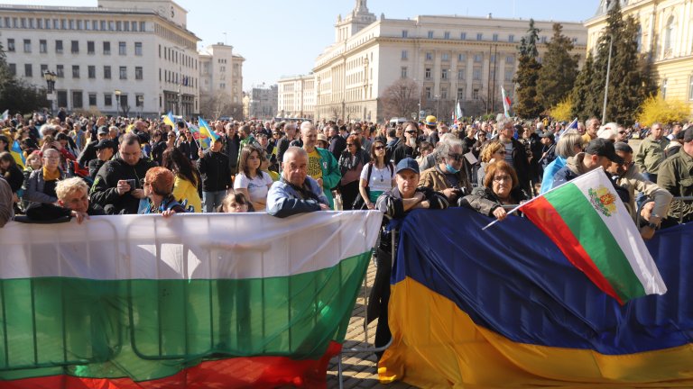 Единият е на пл. "Батенберг", другият - на "Славейков"