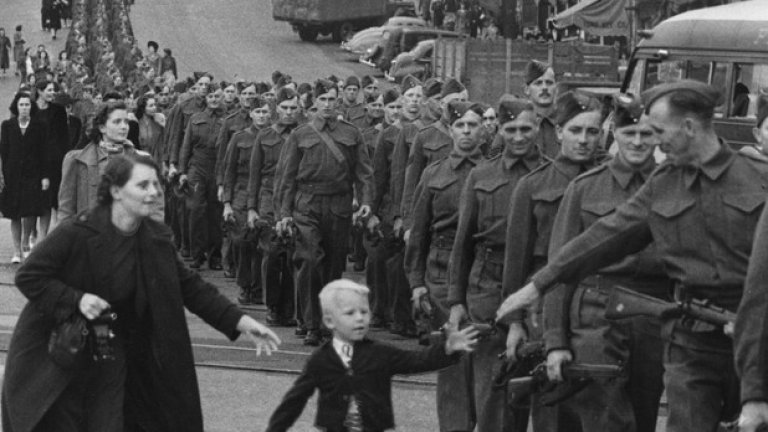Отново Втората световна война – при избухването на конфликта през 1939 година любима тема на фотографите е раздялата между мъжете, които трябва да отидат на фронта, и техните семейства. 
Макар и запечатан година по-късно, кадърът на Клод Детлоф от Британската Колумбия, Канада, днес е сред най-популярните – момче, което тича до баща си и неговата рота