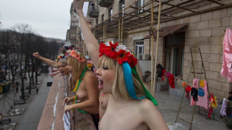 Все по-популярното женско движение "Фемен" изрази по типичен начин недоволството си от забраната, наложена от община Киев