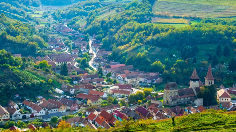 Изглед към средновековна фортифицирана църква в село по маршрута на Виа Трансилваника