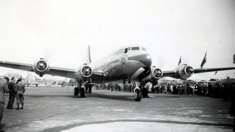 6. Изчезнали над езерото Мичиган

На 23 юни 1950 г. пътнически самолет DC-4 на авиокомпания Northwest Orient Airlines изпълнява полет от Ню Йорк за Сиатъл. По време на прелитането над езерото Мичиган машината изчезва от радарите.

На повърхността на езерото са намерени малки парчета от самолета и части от тела, но основните останки на машината не са открити. Въпреки че езерото има средна дълбочина от едва 85 м, претърсването на дъното му не дава резултат.

Смята се, че инцидентът може да е свързан с лошото време, което бушува в района, но ясни заключения така и не са направени поради липса на доказателства. 
