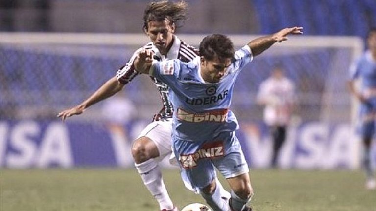 Нападателят на Архентинос Хуниорс Франко Нийл (отпред) отбеляза два гола на Флуминензе в първия мач от груповата фаза