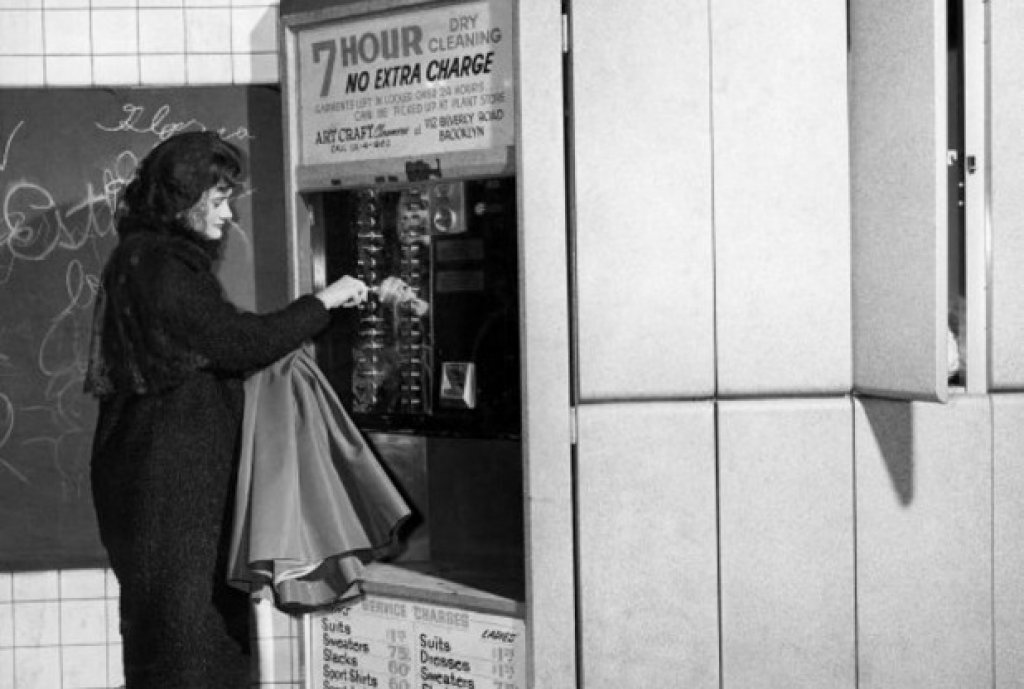 Чиста работа

Точно преди да влезе в метрото в Ню Йорк, жената оставя роклята си на химическо чистене в машината. Седем часа по-късно клиентката може да прибере прането си чисто. 
