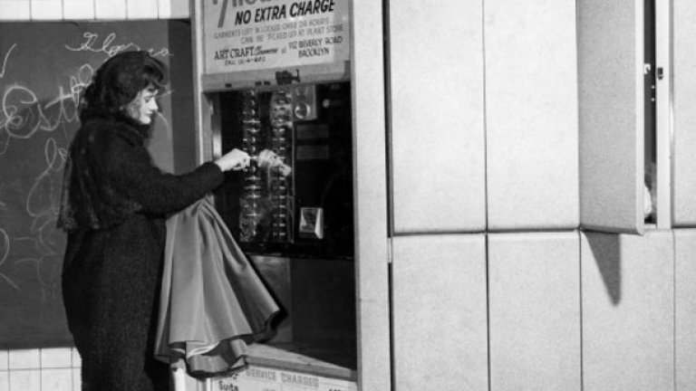 Чиста работа

Точно преди да влезе в метрото в Ню Йорк, жената оставя роклята си на химическо чистене в машината. Седем часа по-късно клиентката може да прибере прането си чисто. 
