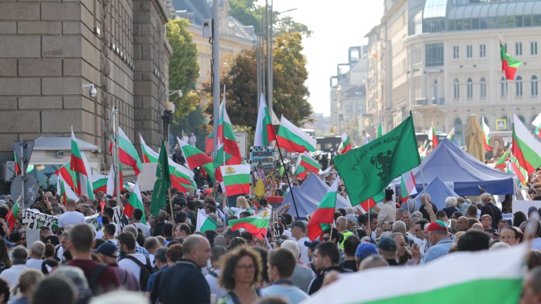 "Велико народно въстание": Напрежение на площaда и лют спрей срещу протестиращите