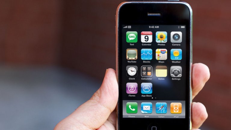 
3. iPhone 3G (2008)

Това беше моделът, който за пръв път предложи App Store и възможност за инсталиране на приложения от чужди разработчици. Премиерата на iPhone 3G се превърна във вододел за индустрията, който предсказа съвременния модел на употреба на мобилните устройства. На външен вид телефонът не се различаваше от оригиналния iPhone, но имаше подобрен софтуер и малко по-висока цена. 
