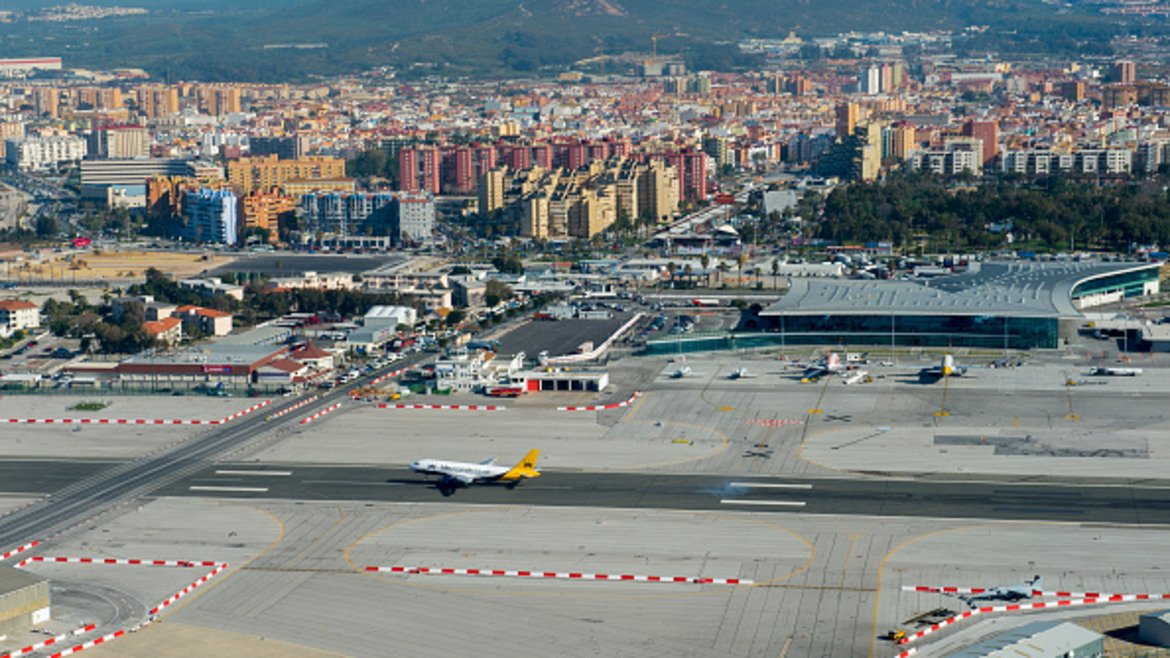 В Гибралтар пистата е на магистралатаМястото в Гибралтар е кът, но все пак, за да има летище в малката британска колония между Испания и Мароко, ето какво са измислили. Пистата се пресича от магистрала, а колите изчакват, спрени от светофари и тунели, самолетите да минат.