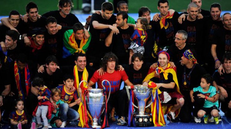 Пред 98 000 зрители на "Ноу Камп" играчите на Барселона показаха двете спечелени през този сезон купи - в Испания и в Европа