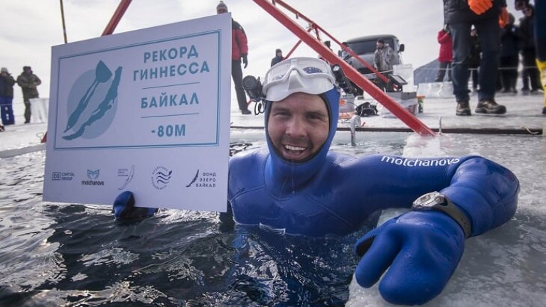Руски гмуркач слезе 80 метра под леда на Байкал и постави рекорд на Гинес, без да диша 173 секунди