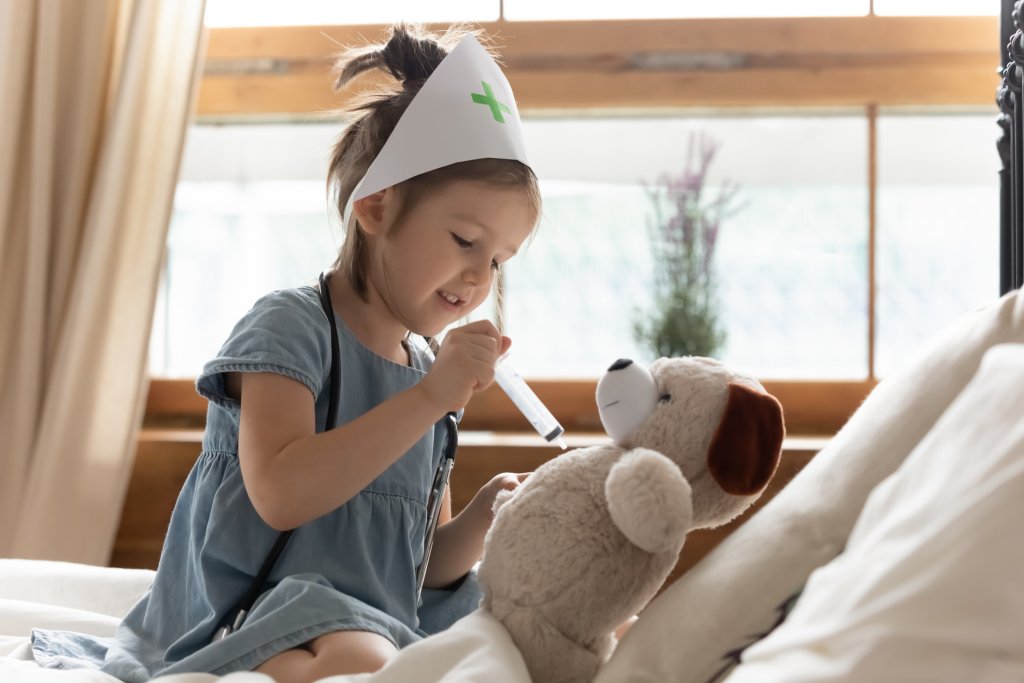 момиченце, болно мече