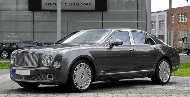 Bentley Mulsanne
Автомобилът е с 6.75-литров V8 двигател. Въпреки че е 2600 кг. поведението на колата е пъргаво и мощно. От години Bentley е еталон за класа и благосъстояние. Цената му е над 300 хил. долара.