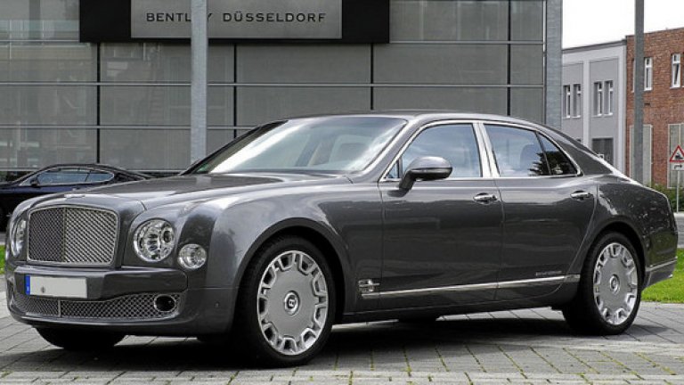 Bentley Mulsanne
Автомобилът е с 6.75-литров V8 двигател. Въпреки че е 2600 кг. поведението на колата е пъргаво и мощно. От години Bentley е еталон за класа и благосъстояние. Цената му е над 300 хил. долара.