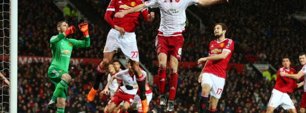 5. Дори не е толкова добър във въздуха…
Чували сте как Фелайни бе купен, а и пускан от резервната скамейка, за да помага на Юнайтед във въздушните единоборства и при центриранията в противниковото наказателно поле, нали? Всъщност, Фелайни е успешен в едва 57% от въздушните битки с противниците. Доста слаба статистика, имайки предвид, че това трябва да е една от силните му страни…