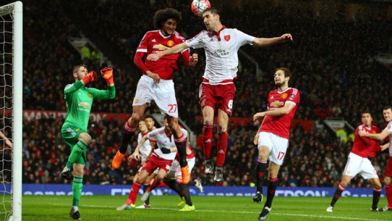 5. Дори не е толкова добър във въздуха…
Чували сте как Фелайни бе купен, а и пускан от резервната скамейка, за да помага на Юнайтед във въздушните единоборства и при центриранията в противниковото наказателно поле, нали? Всъщност, Фелайни е успешен в едва 57% от въздушните битки с противниците. Доста слаба статистика, имайки предвид, че това трябва да е една от силните му страни…