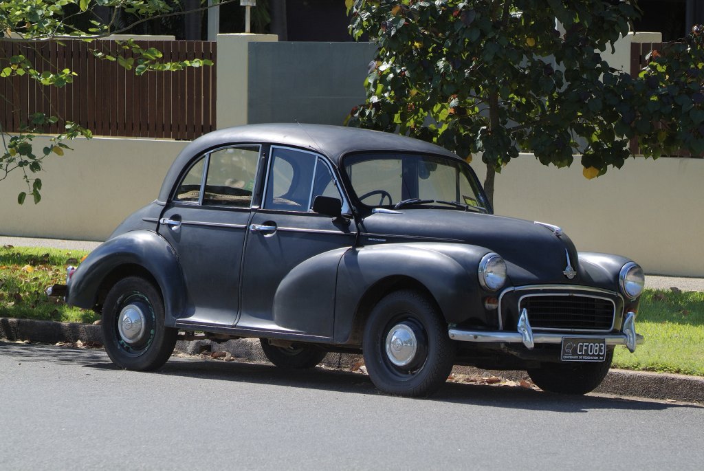 Morris MinorТози Morris Minor e произведен през 1953 г., но дизеловото му сърце отдавна е заменено с напълно безшумен електрически мотор. Собственикът на колата се казва Матю Куитър и каузата му е да превърне колкото се може повече стари автомобили в електромобили. Частите, които Куитър използва, обикновено са от катастрофирали коли, марка Tesla и Nissan Leaf.