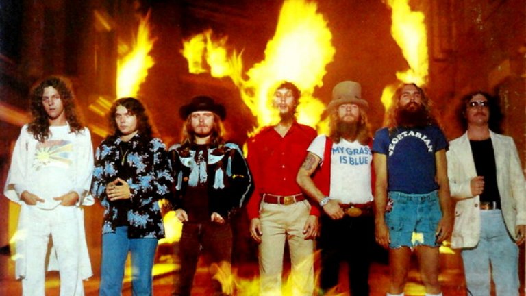 Албумът Street Survivors на Lynyrd Skynyrd от 1977 година

Петият студиен албум на Lynyrd Skynyrd излиза на 17 октомври 1977 година. Три дни по-късно самолетът на групата се разбива в Мисисипи, а трима от членовете на бандата, включително фронтменът Рони Ван Зант умират. 
Това прави обложката на албума, на която групата стои пред пламъците, проява на изключително лош вкус. 
Групата не се отказва от заглавието на албума, което само по себе си е проблем, но сменя обложката с обикновена снимка на бандата. 